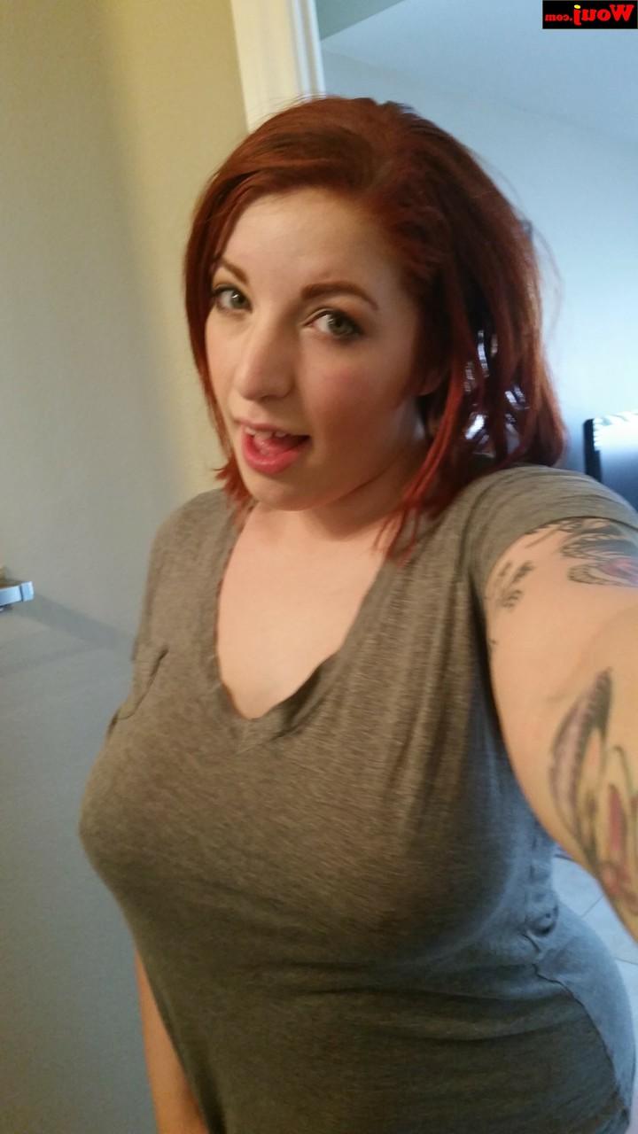 15P La caliente amateur WouJ se burla de su escote y cubre sus grandes tetas para selfies
