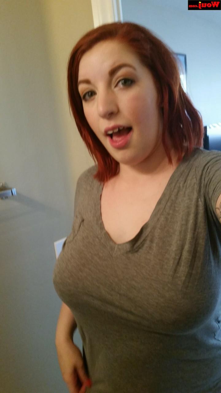 15P La caliente amateur WouJ se burla de su escote y cubre sus grandes tetas para selfies
