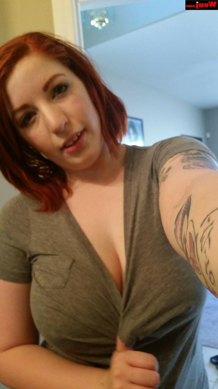 15P La caliente amateur WouJ se burla de su escote y cubre sus grandes tetas para selfies