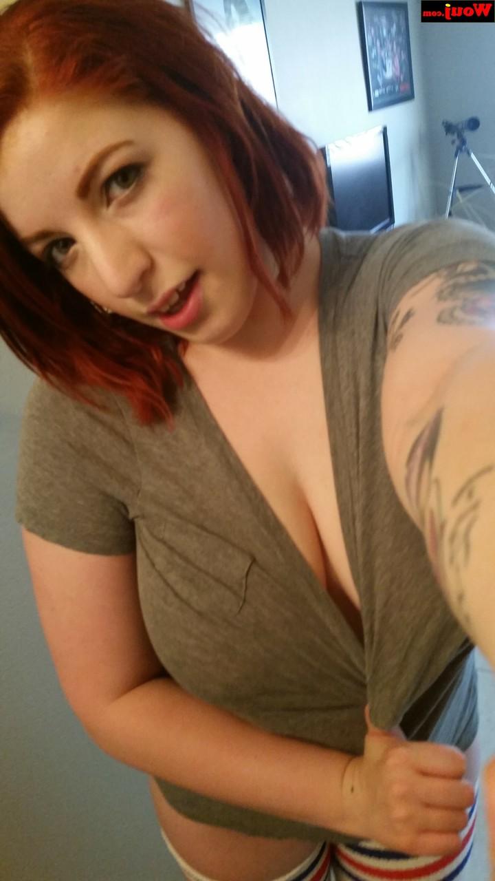 15P La caliente amateur WouJ se burla de su escote y cubre sus grandes tetas para selfies