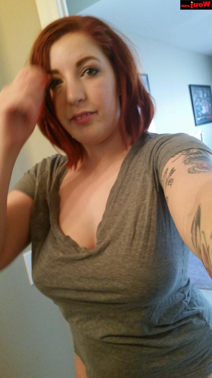 15P La caliente amateur WouJ se burla de su escote y cubre sus grandes tetas para selfies