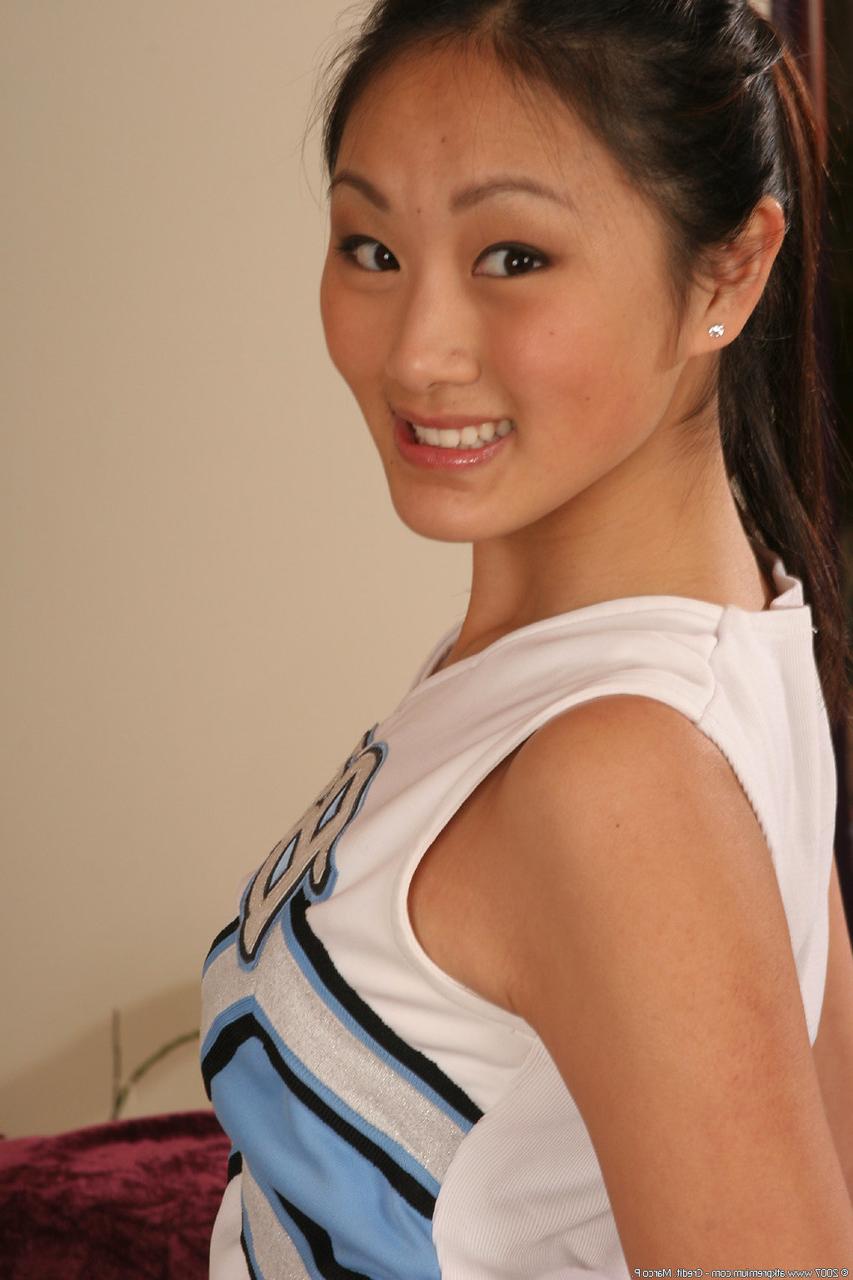 20P Die asiatische Cheerleaderin Evelyn Lin zeigt ihren schlanken Körper und spreizt ihre Ficklöcher
