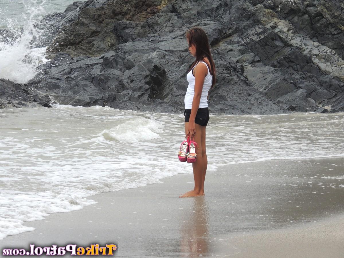 14P La delgada filipina Mhikaella se desnuda antes de follar con un turista sexual en el hotel