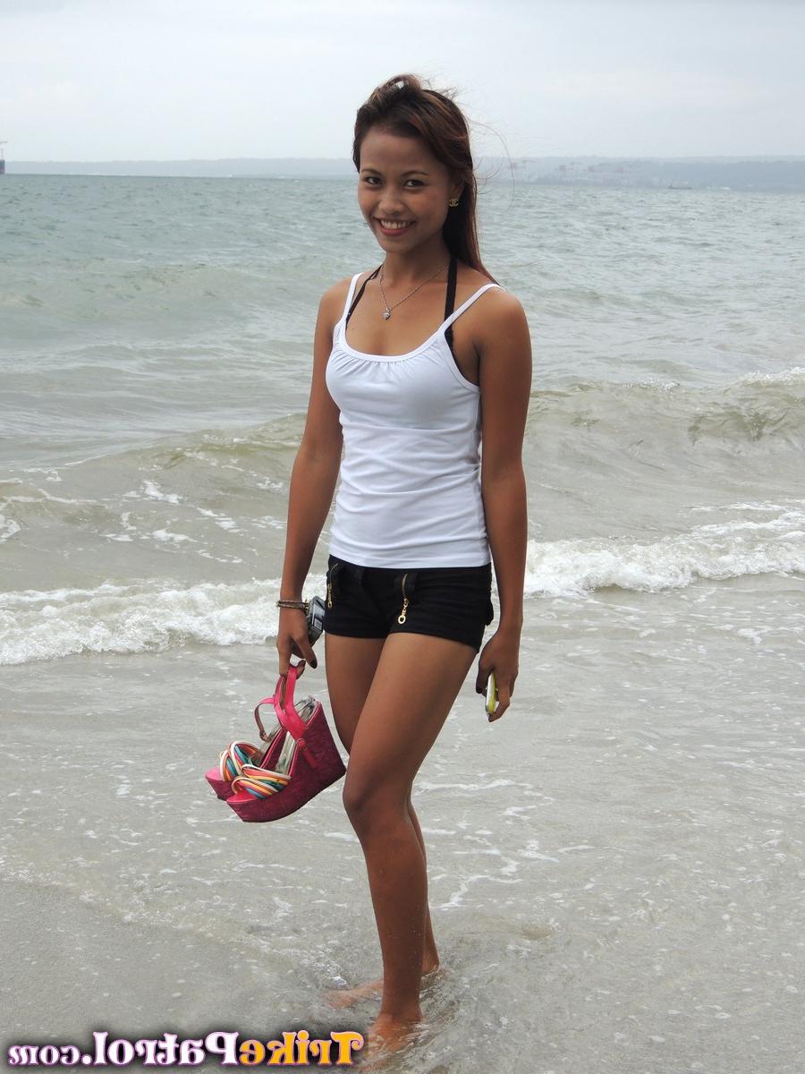 14P La delgada filipina Mhikaella se desnuda antes de follar con un turista sexual en el hotel
