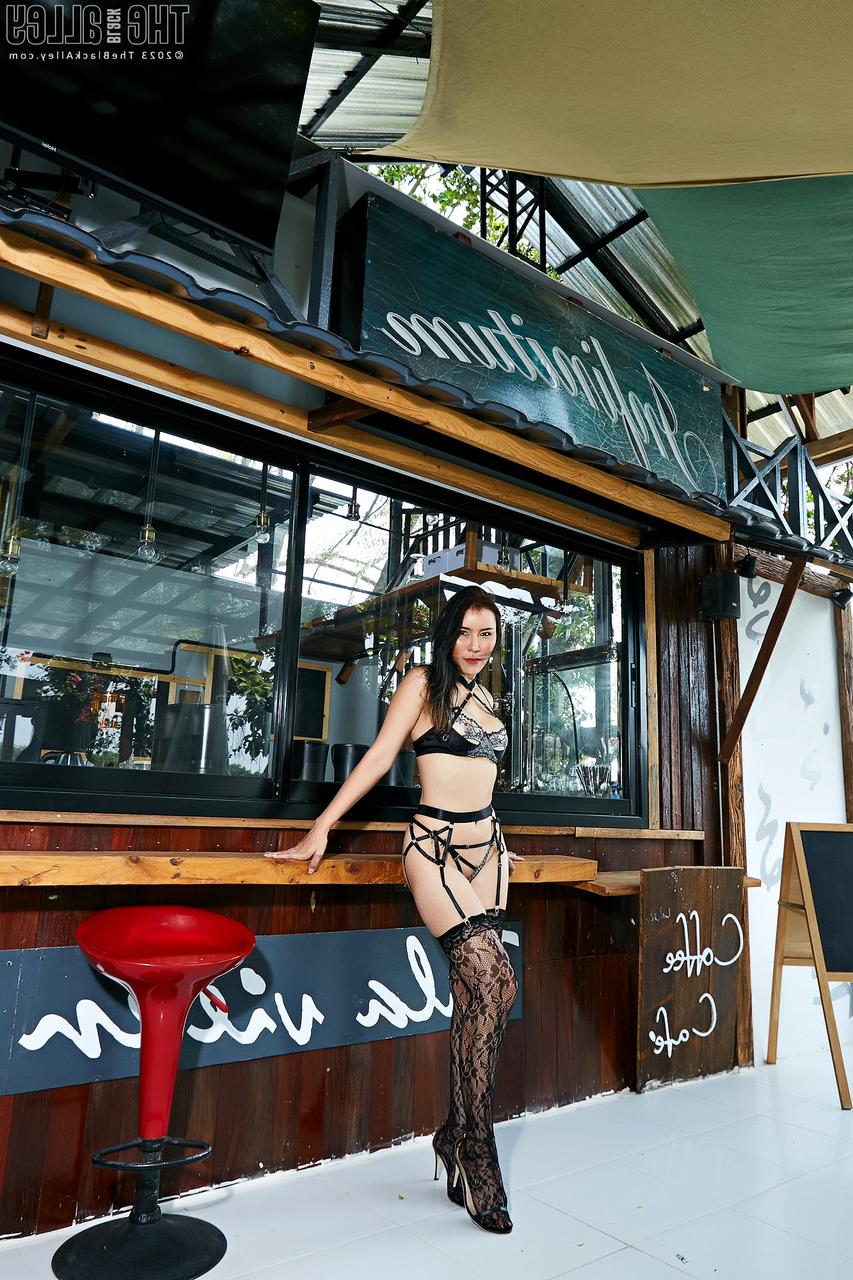 16P アジアの美女、ナディア・フェンがセクシーなストッキングを履きながら陰部を広げる