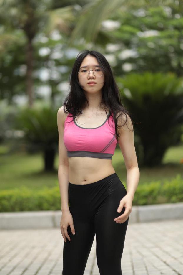 20P Linda garota asiática mostra seu corpo pequeno e perfeito em uma roupa sexy ao ar livre