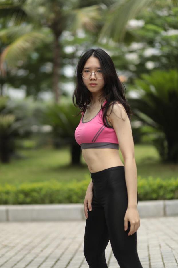 20P Linda garota asiática mostra seu corpo pequeno e perfeito em uma roupa sexy ao ar livre