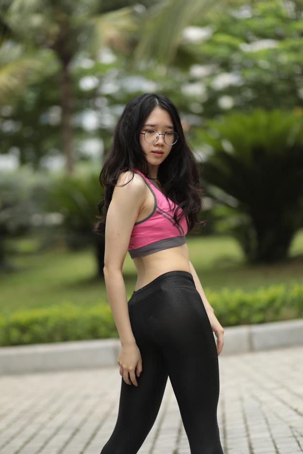 20P Linda garota asiática mostra seu corpo pequeno e perfeito em uma roupa sexy ao ar livre