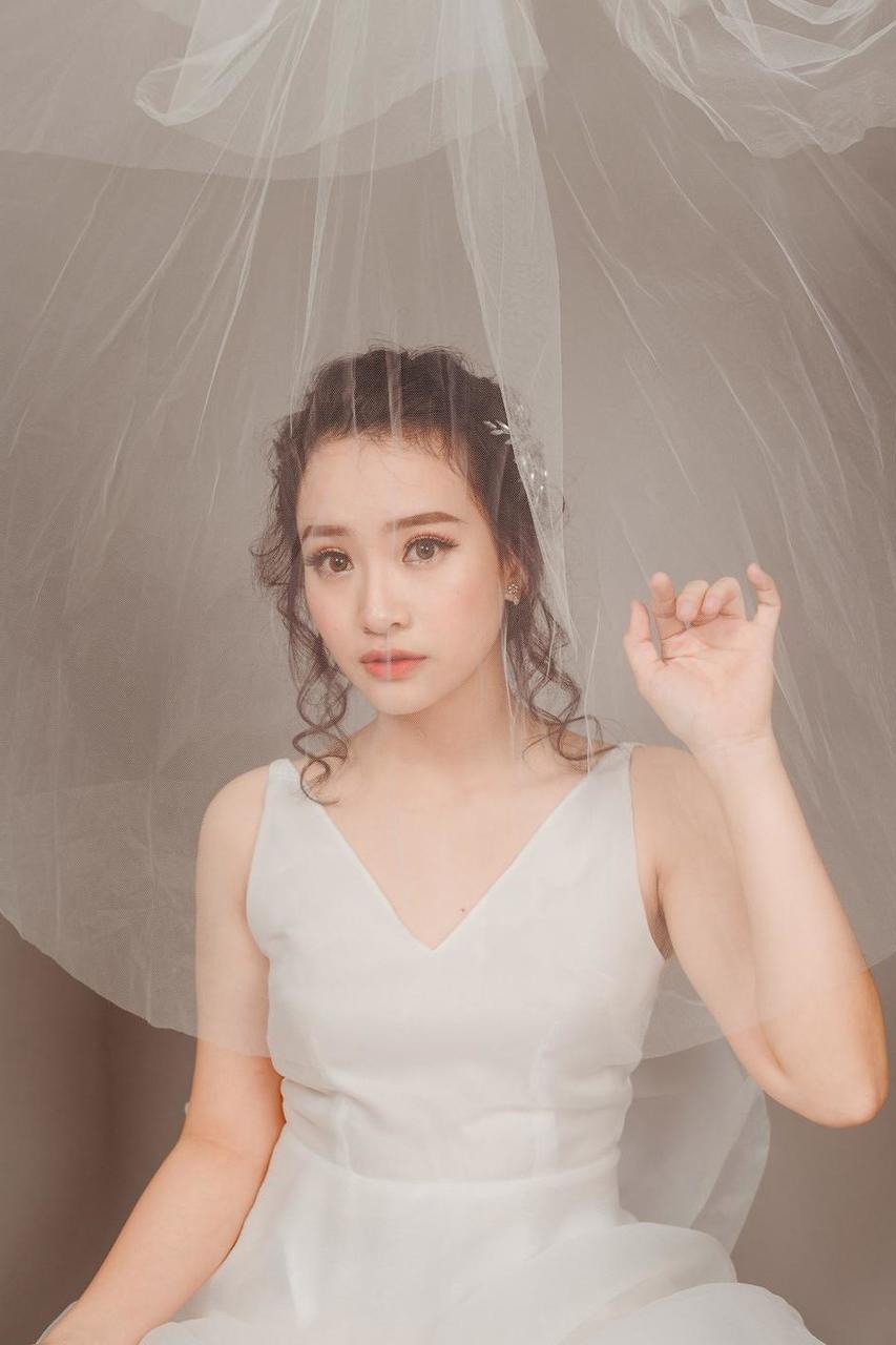 20P Beautiful Asian bride posing in her hot wedding dress in a solo