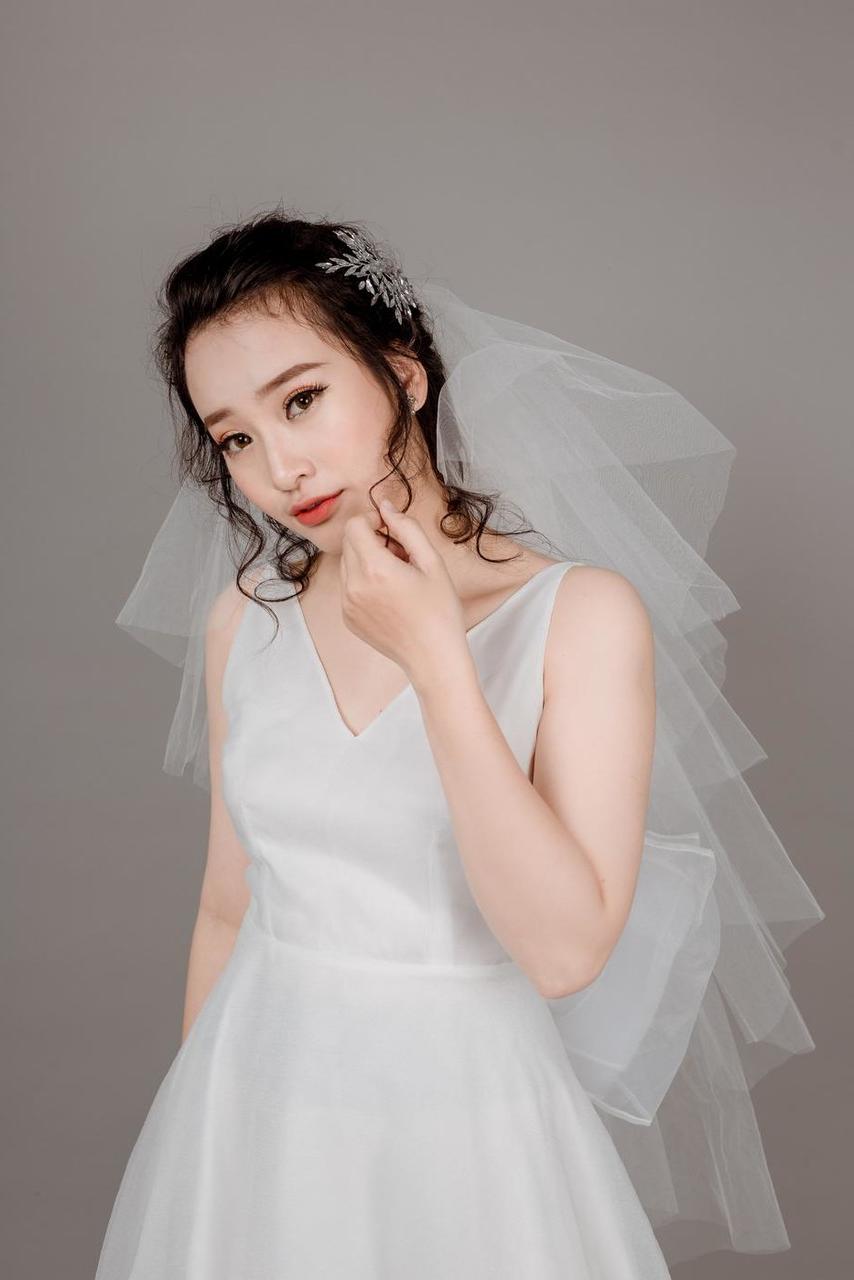 20P Beautiful Asian bride posing in her hot wedding dress in a solo
