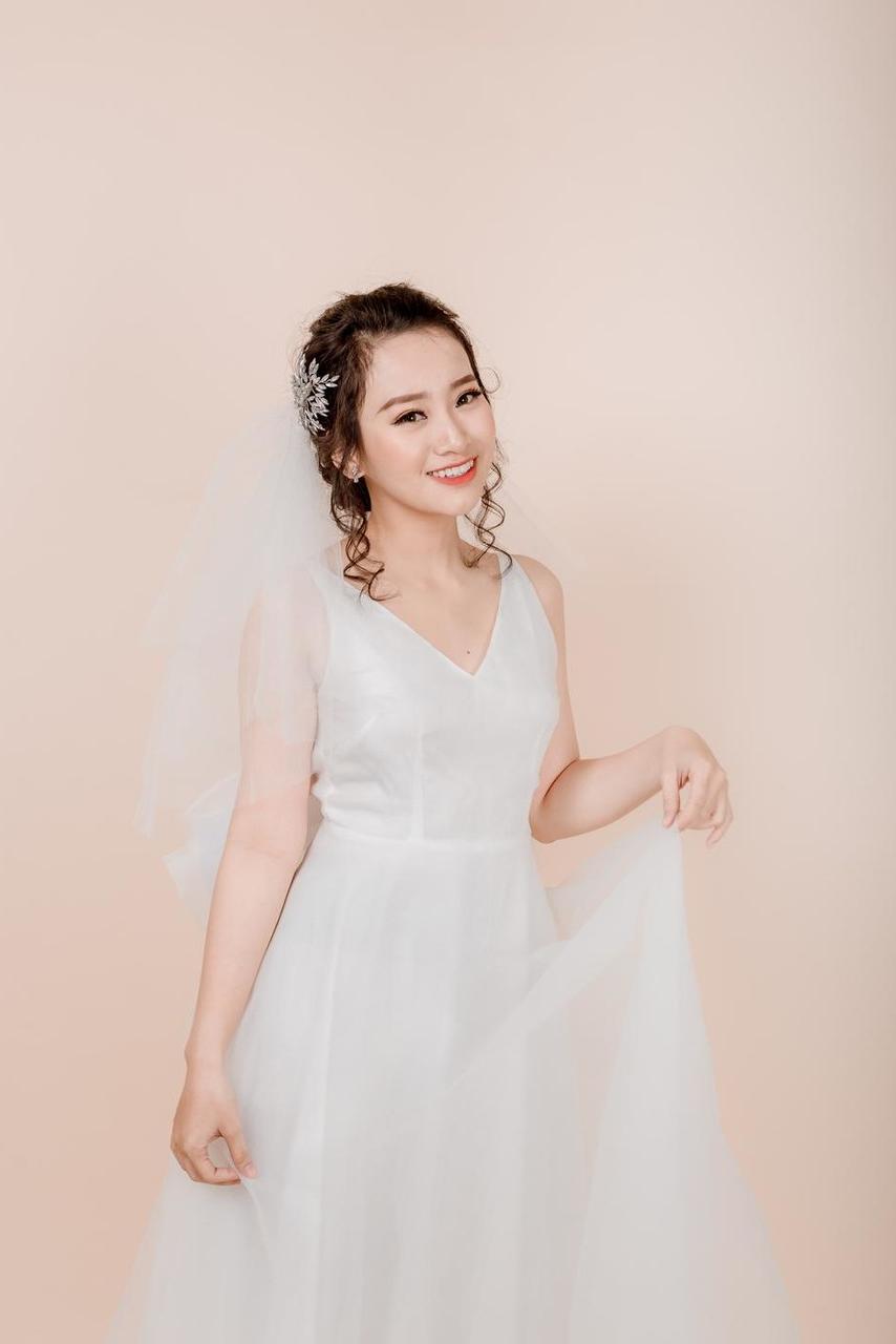 20P Beautiful Asian bride posing in her hot wedding dress in a solo