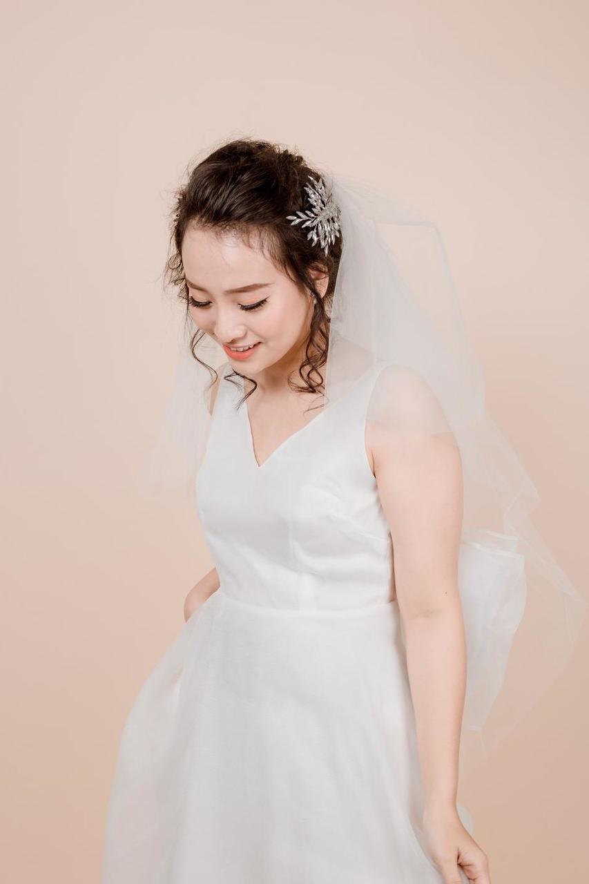 20P Beautiful Asian bride posing in her hot wedding dress in a solo