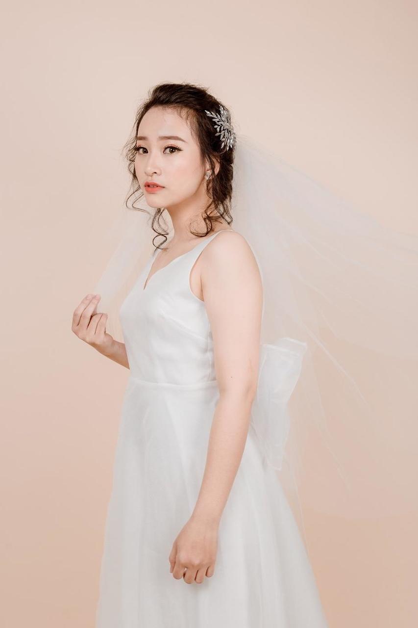 20P Beautiful Asian bride posing in her hot wedding dress in a solo