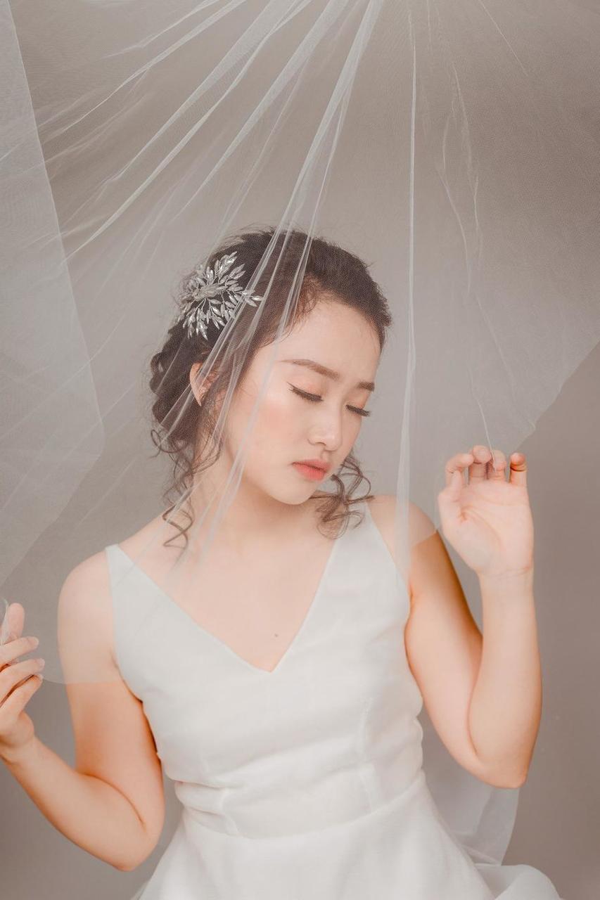 20P Beautiful Asian bride posing in her hot wedding dress in a solo