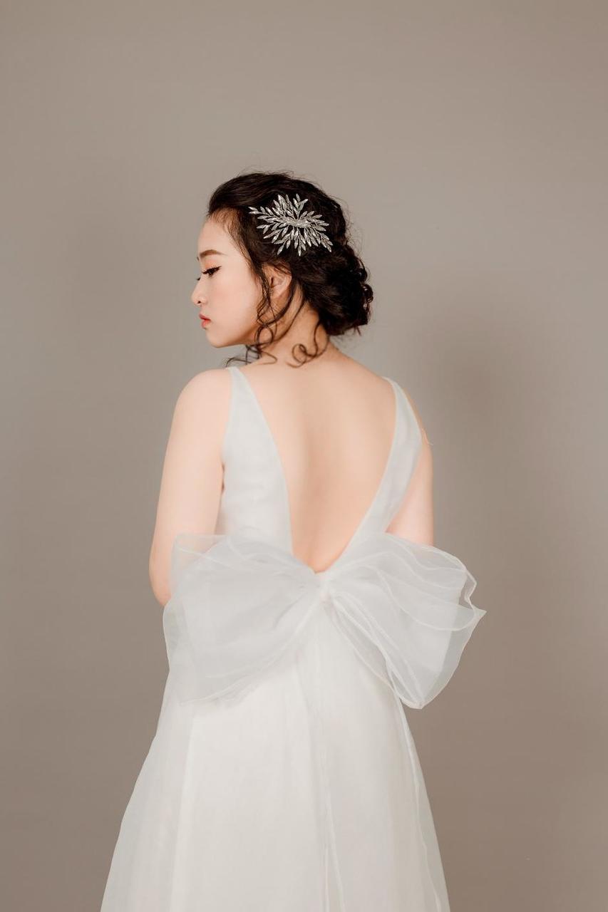 20P Beautiful Asian bride posing in her hot wedding dress in a solo