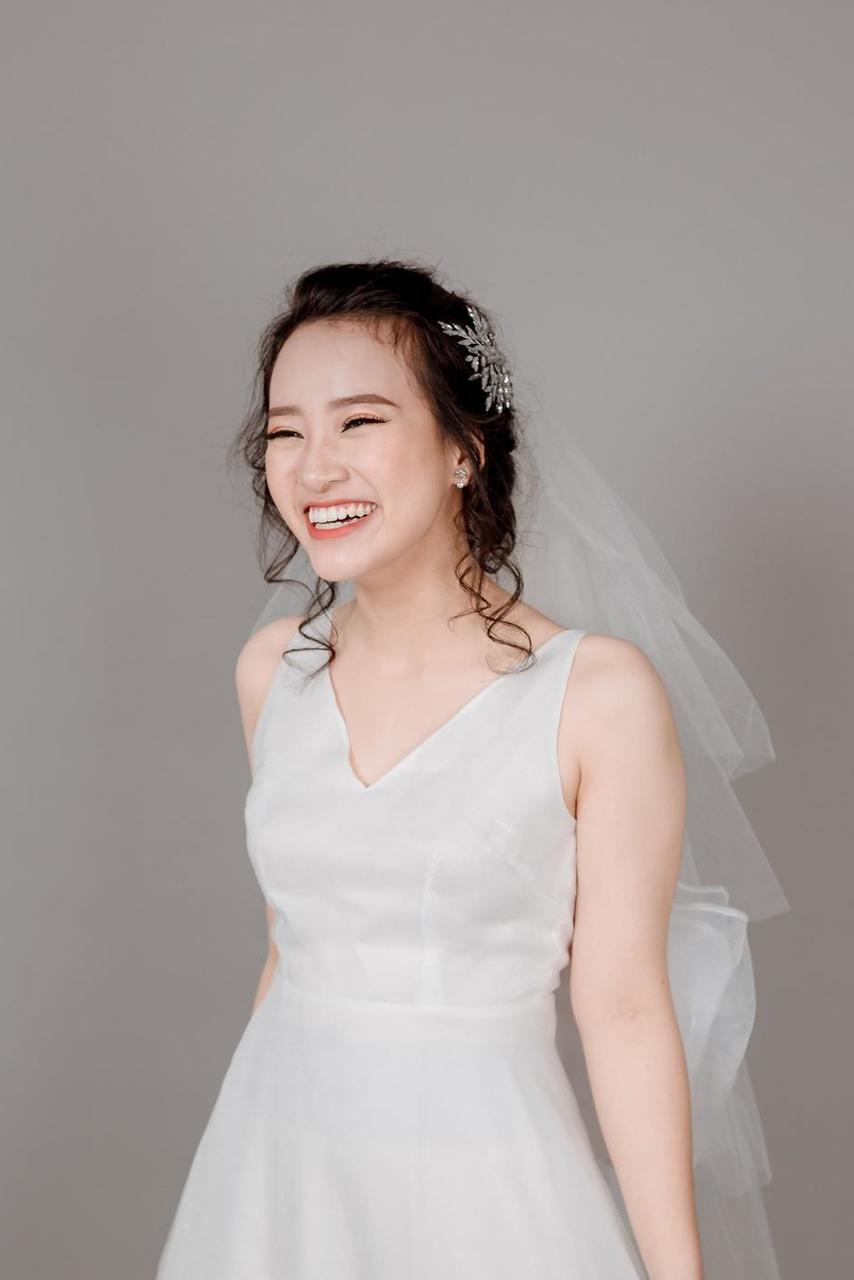 20P Beautiful Asian bride posing in her hot wedding dress in a solo