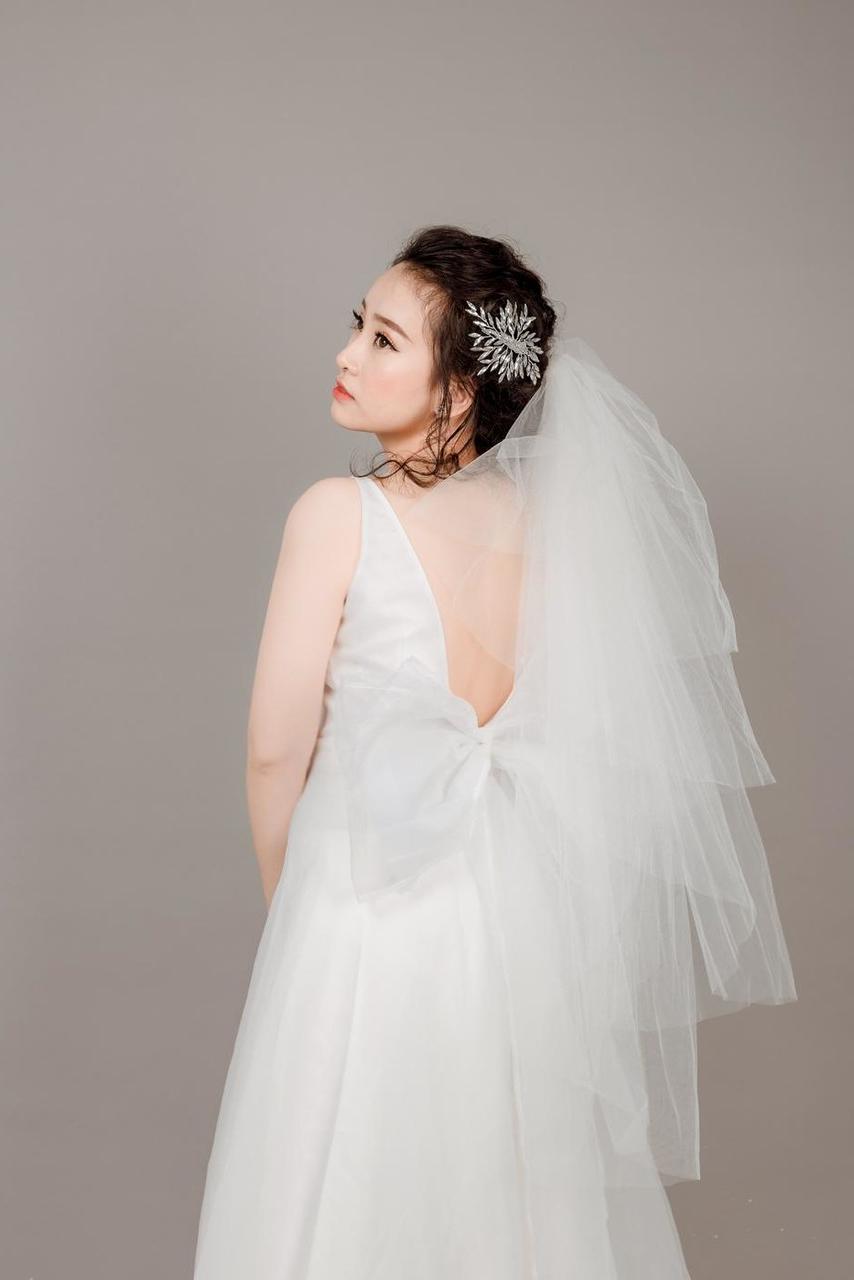 20P Beautiful Asian bride posing in her hot wedding dress in a solo