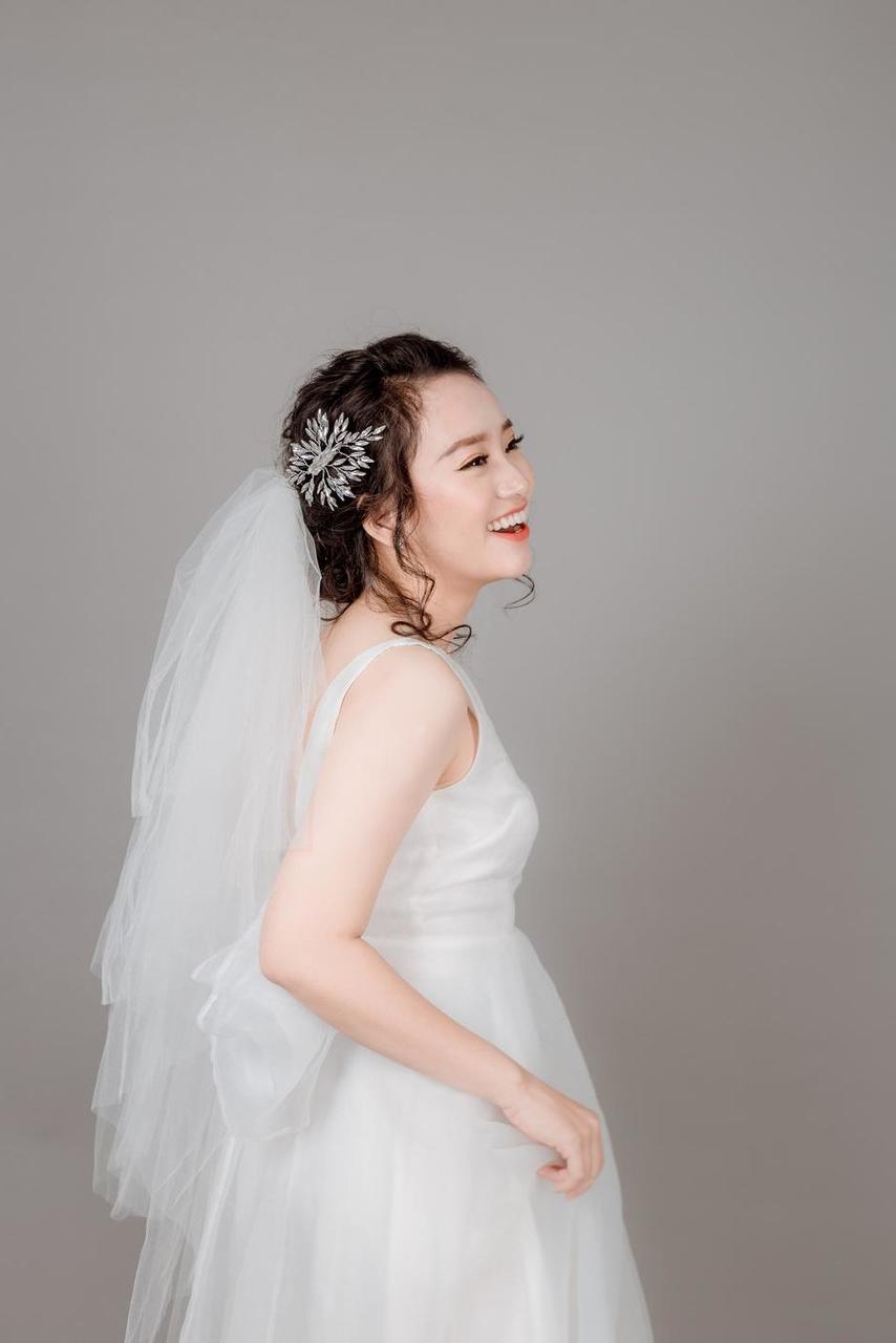 20P Beautiful Asian bride posing in her hot wedding dress in a solo