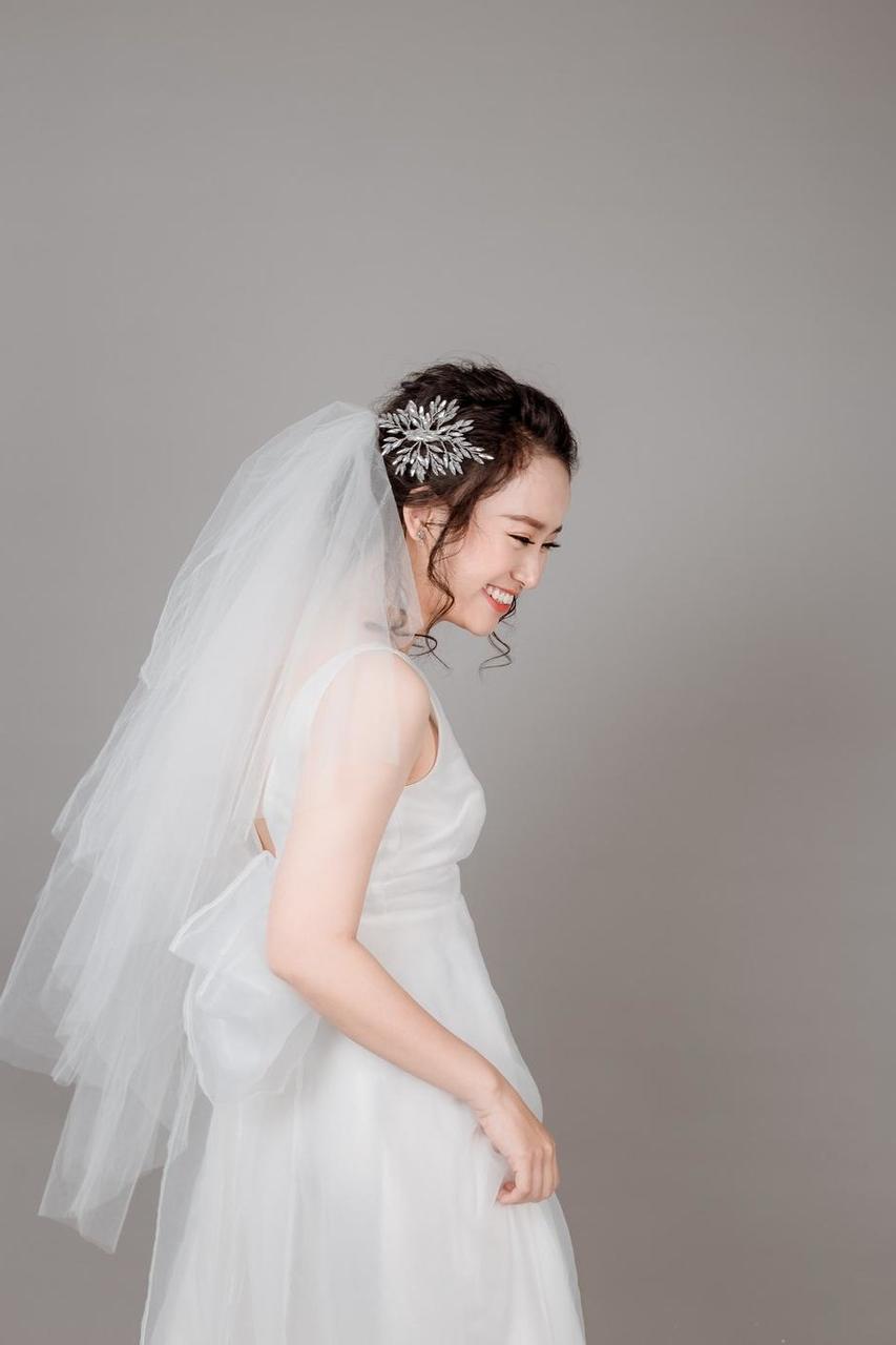 20P Beautiful Asian bride posing in her hot wedding dress in a solo