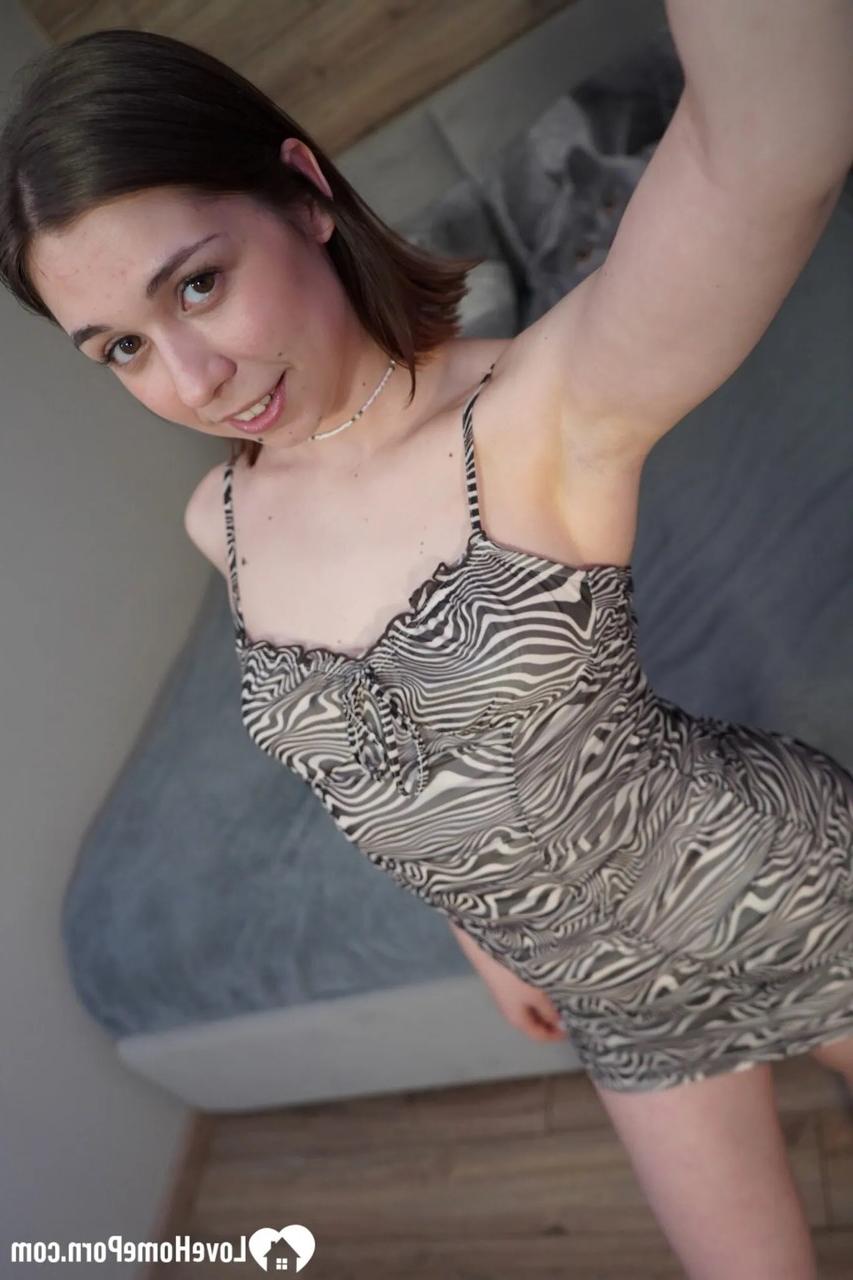 20P Die sexy Brünette stellt in einer heißen Selfie-Zusammenstellung ihre natürlichen Titten zur Schau