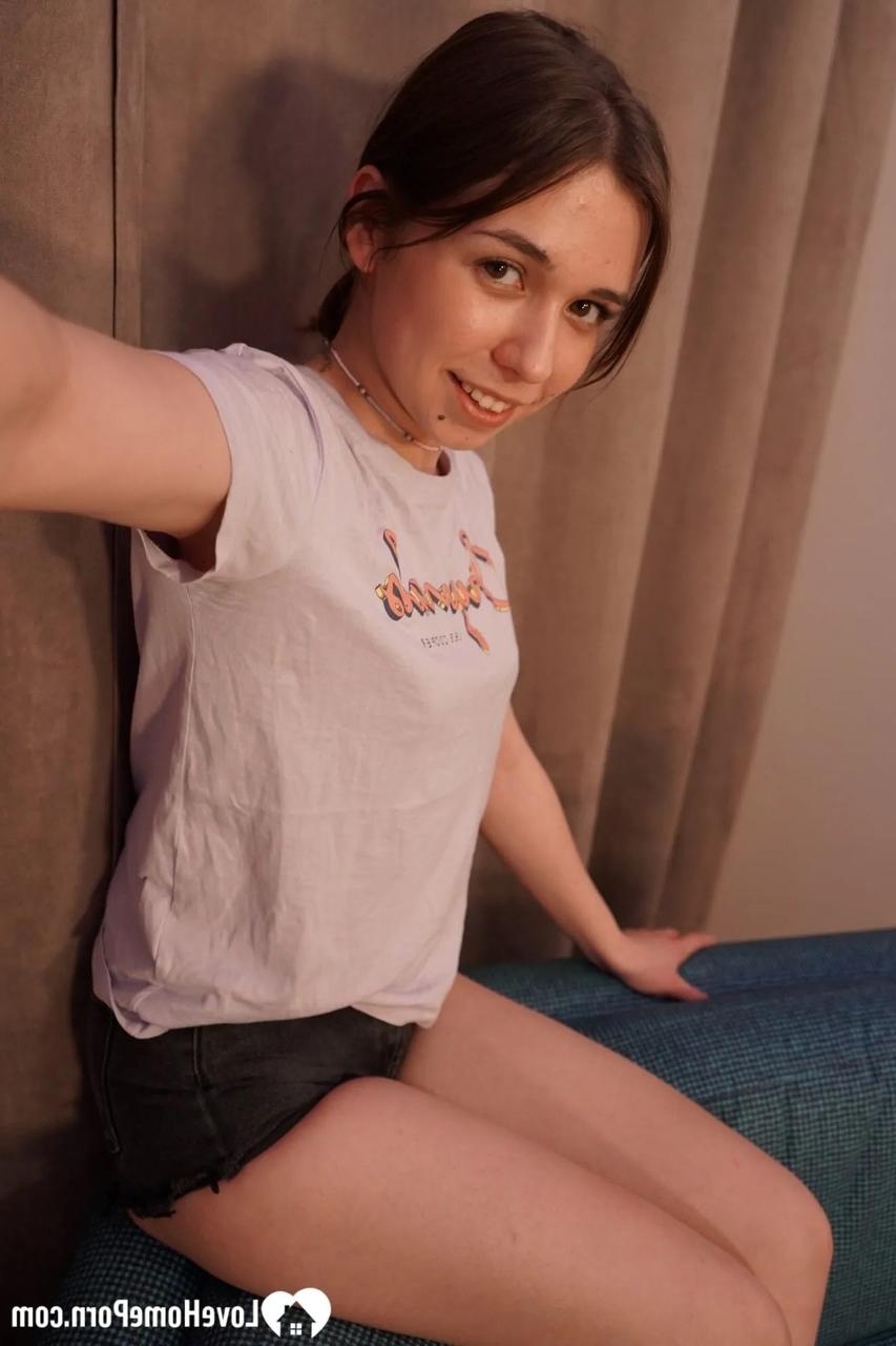 20P Die sexy Brünette stellt in einer heißen Selfie-Zusammenstellung ihre natürlichen Titten zur Schau