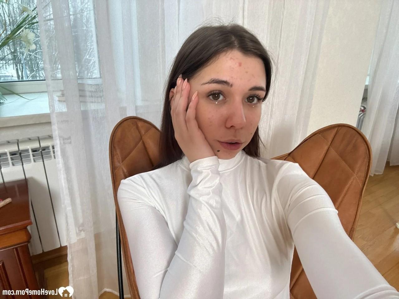 20P Die sexy Brünette stellt in einer heißen Selfie-Zusammenstellung ihre natürlichen Titten zur Schau