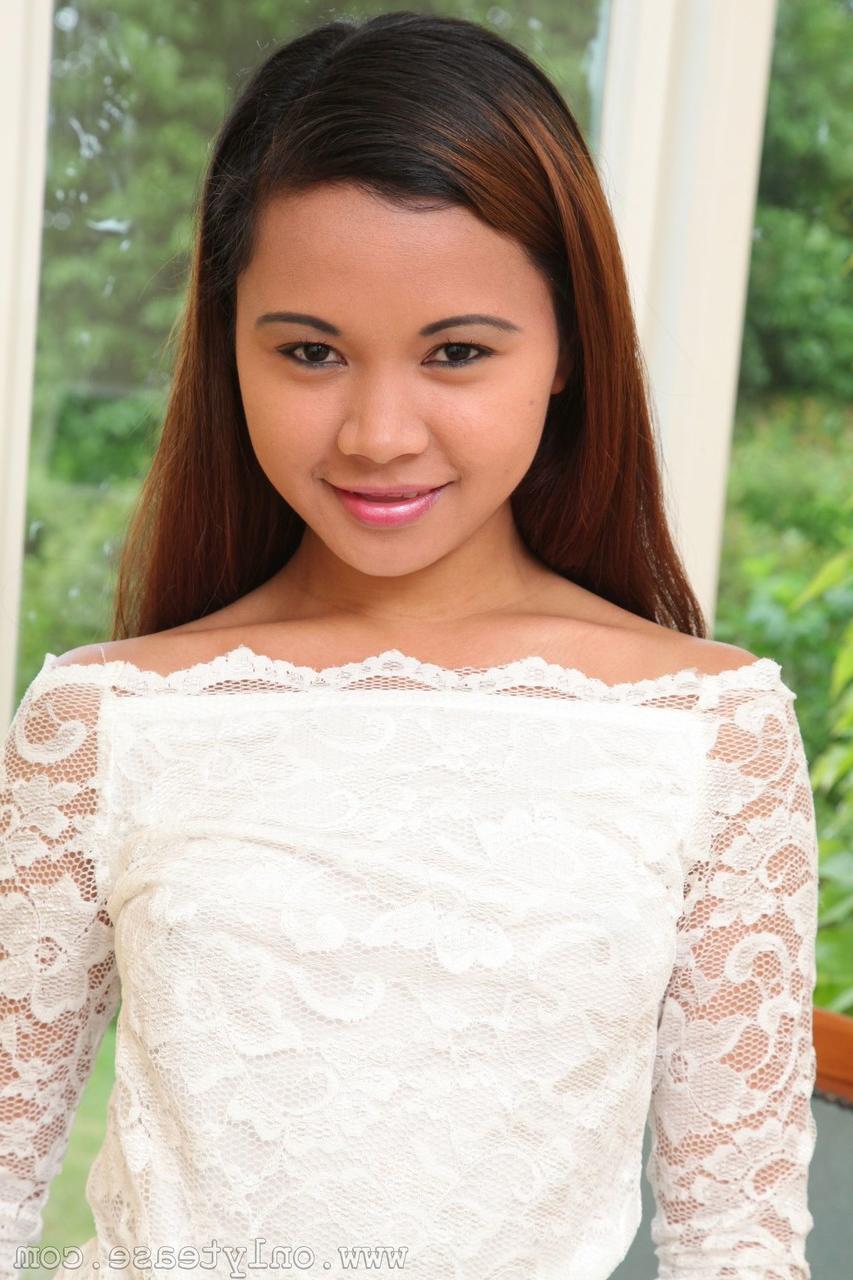 20P La superbe jeune Jasmin se déshabille et dévoile ses jolis seins et sa chatte asiatique sexy.