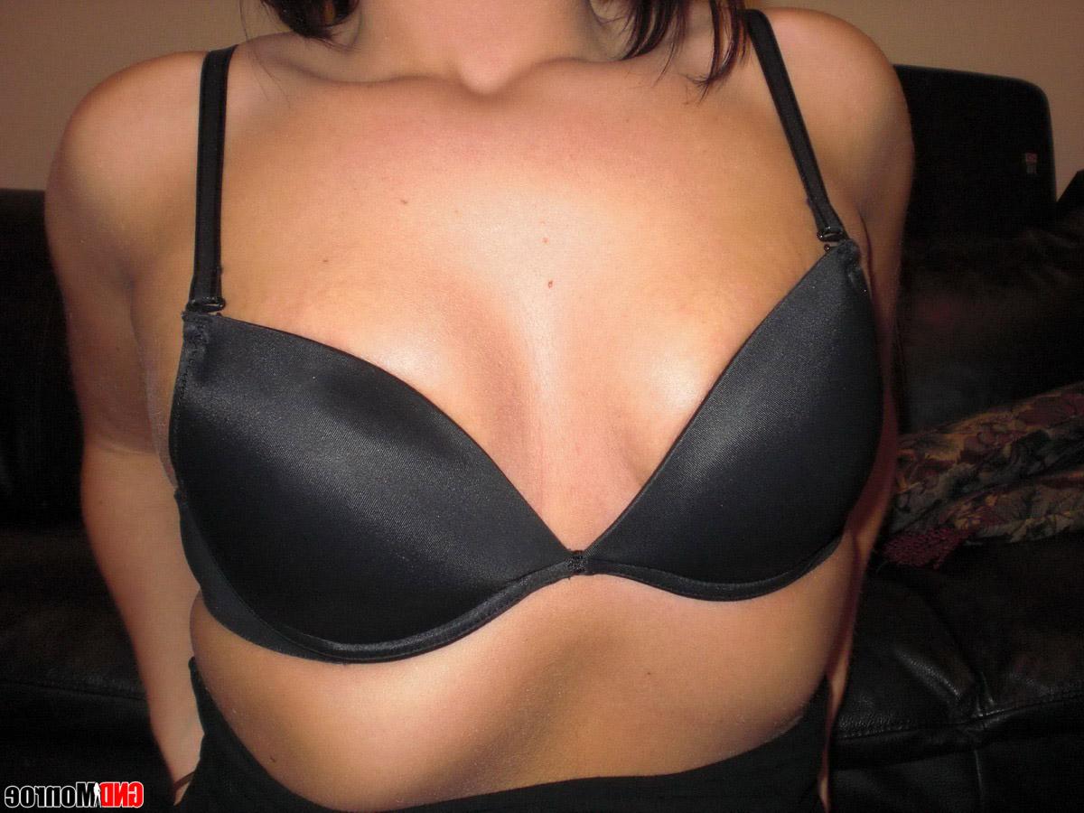 12P Adolescente caucasiano tira um sutiã preto enquanto usa uma calcinha preta sexy