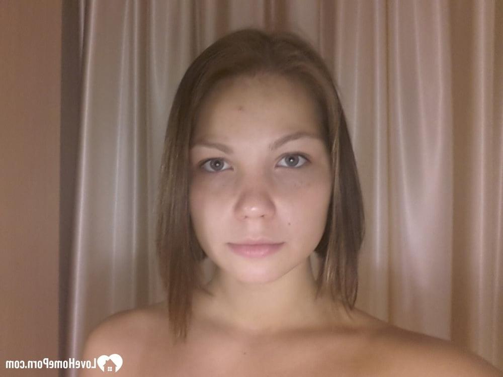 15P Impresionante adolescente amateur muestra sus tetas calientes y su culo redondo en una recopilación