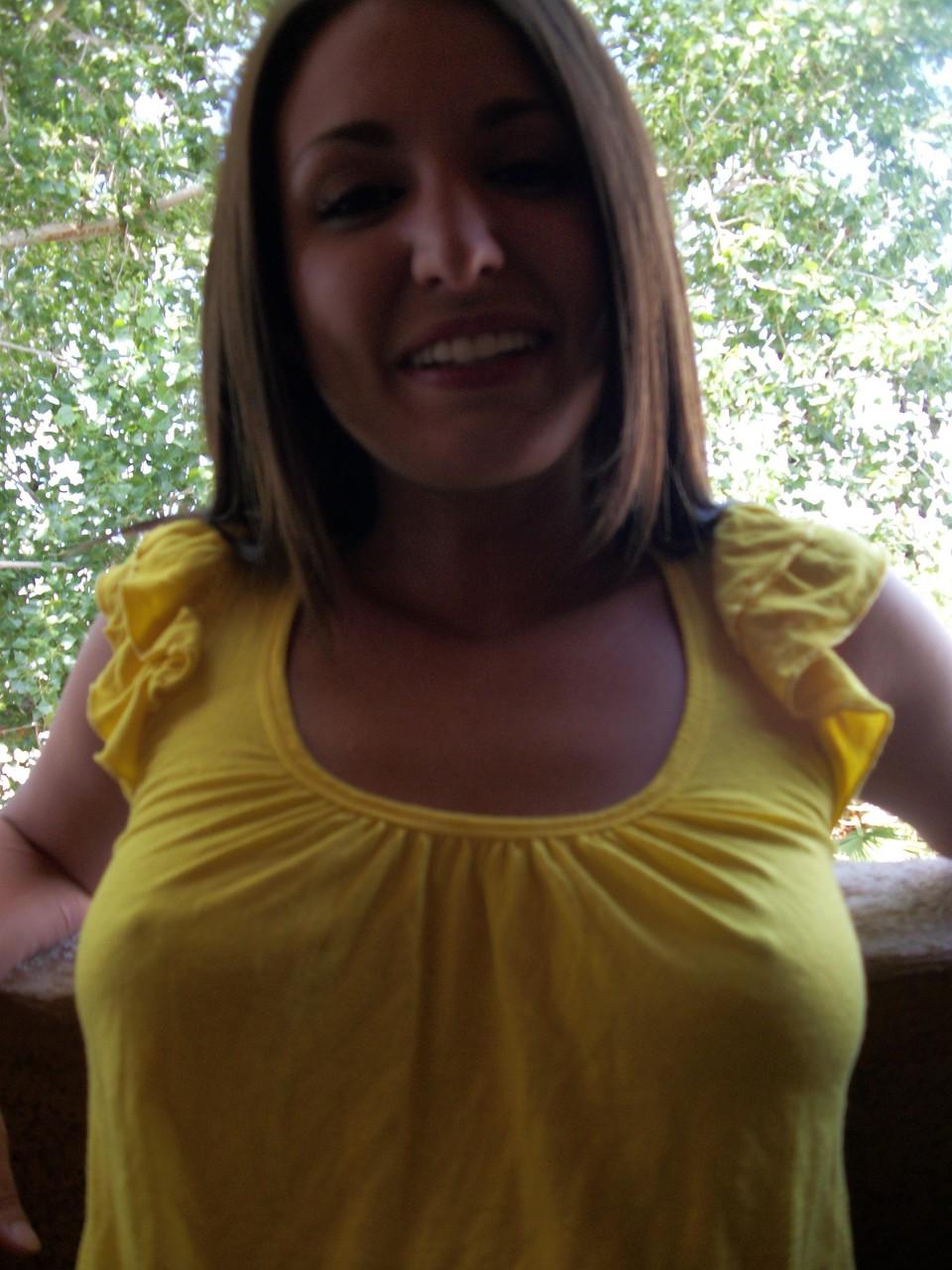 20P La joven de pelo oscuro April Ricks muestra sus pequeñas tetas y su gran culo en el balcón