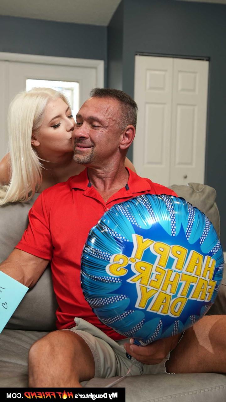 20P La blonde sexy Gia OhMy suce et baise l'énorme bite de son beau-père.