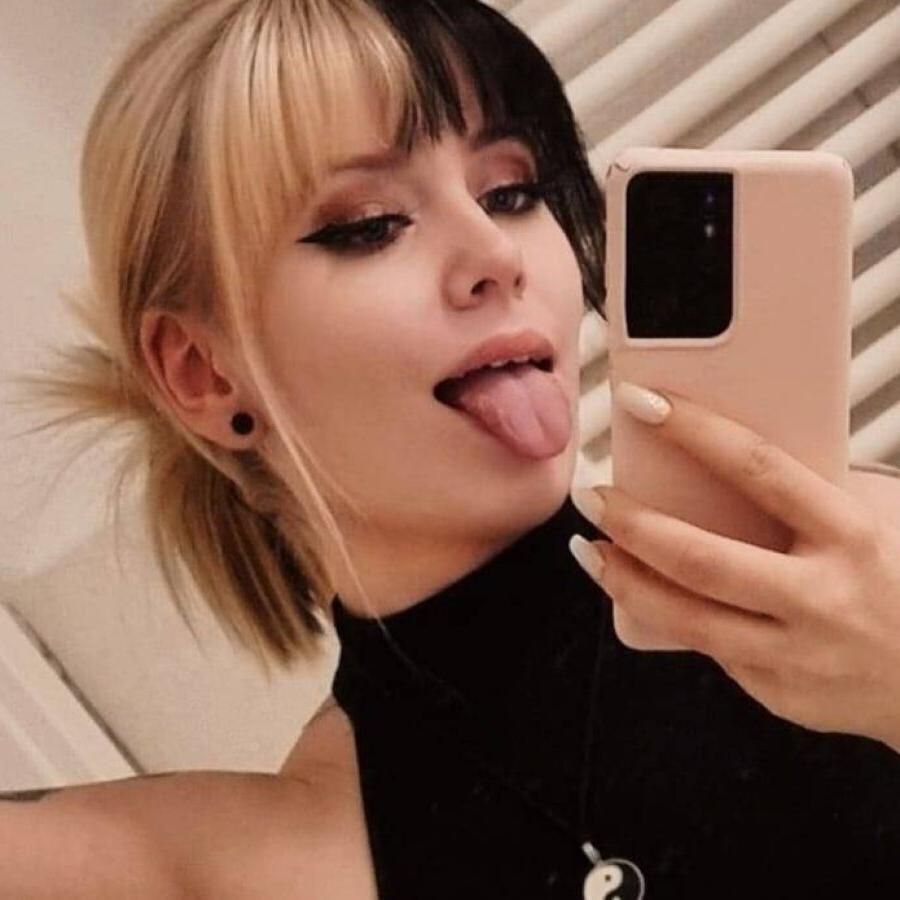 10P Amateur stunner Kirajameson poses provocatively in her solo compilation