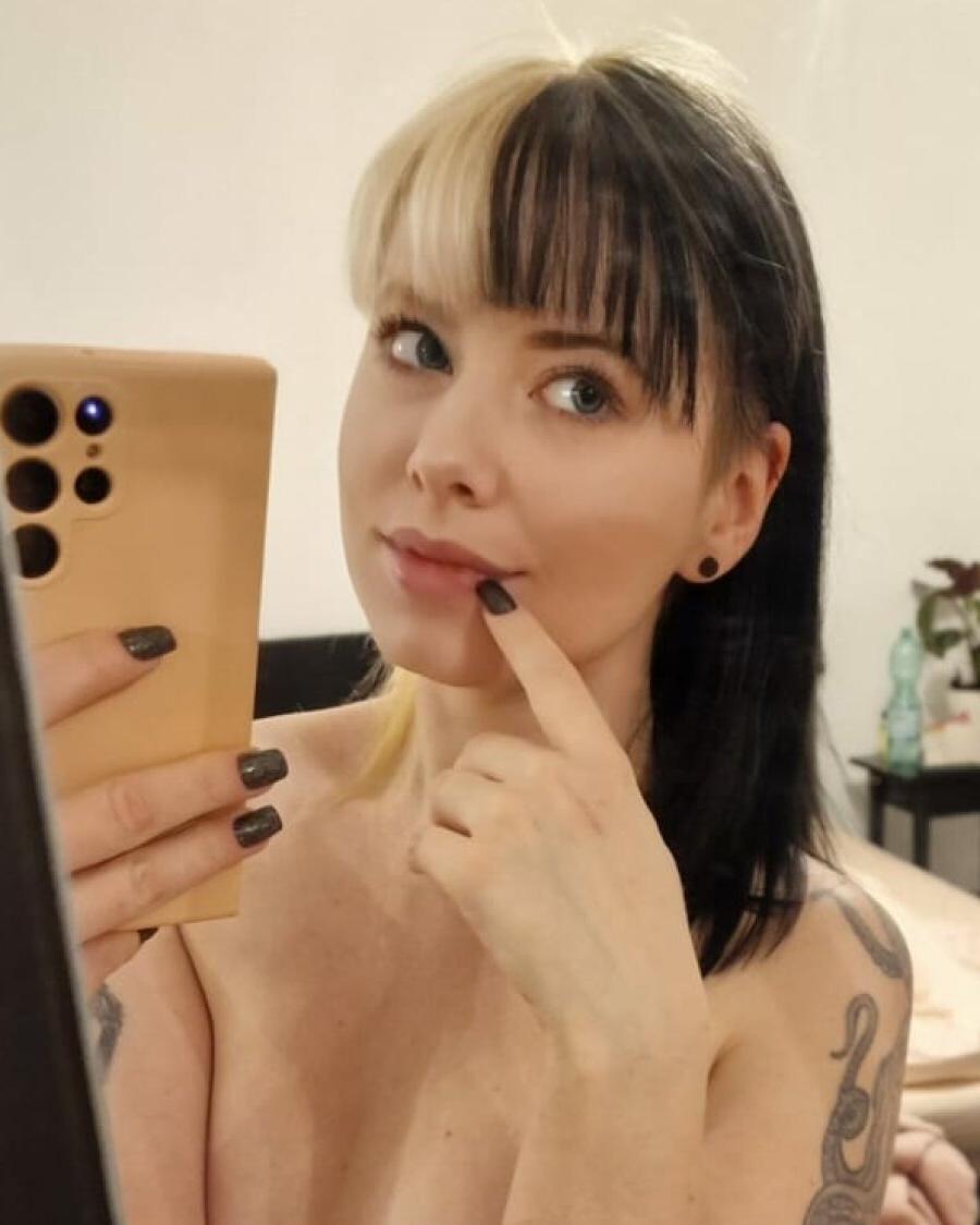 10P Amateur stunner Kirajameson poses provocatively in her solo compilation