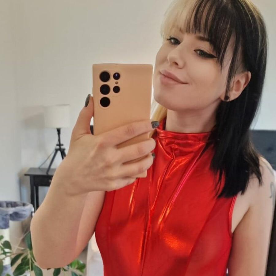 10P Amateur stunner Kirajameson poses provocatively in her solo compilation