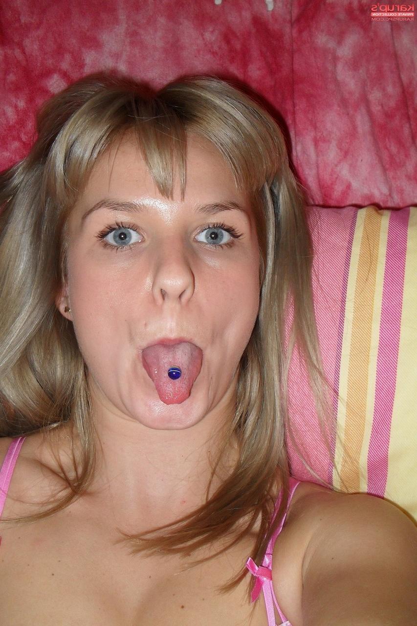 20P A louca amadora Bella filma-se enquanto se despe e provoca com as mamas