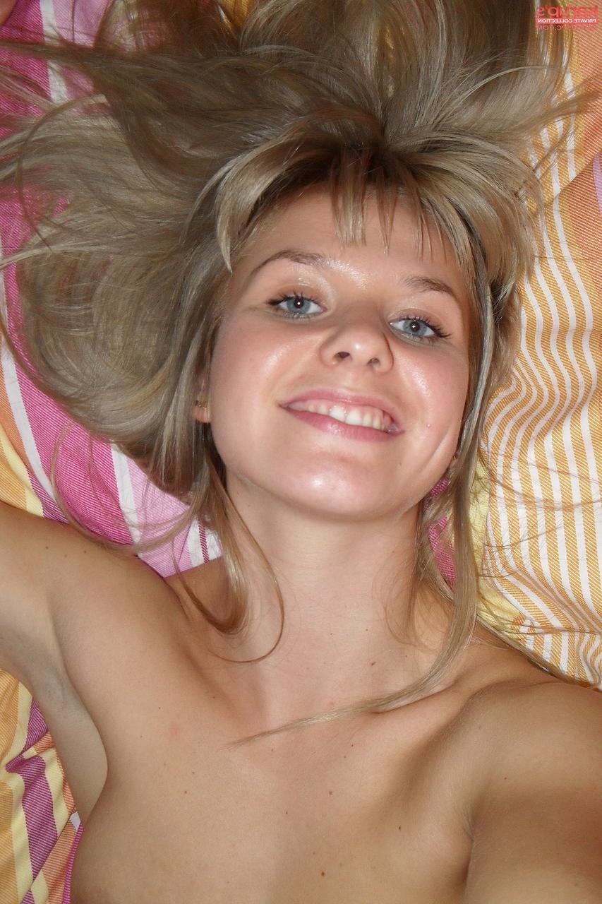 20P A louca amadora Bella filma-se enquanto se despe e provoca com as mamas