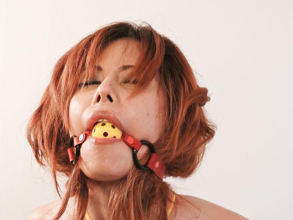 15P La MILF japonesa tetona Moe Aizawa está atada mientras lleva una mordaza