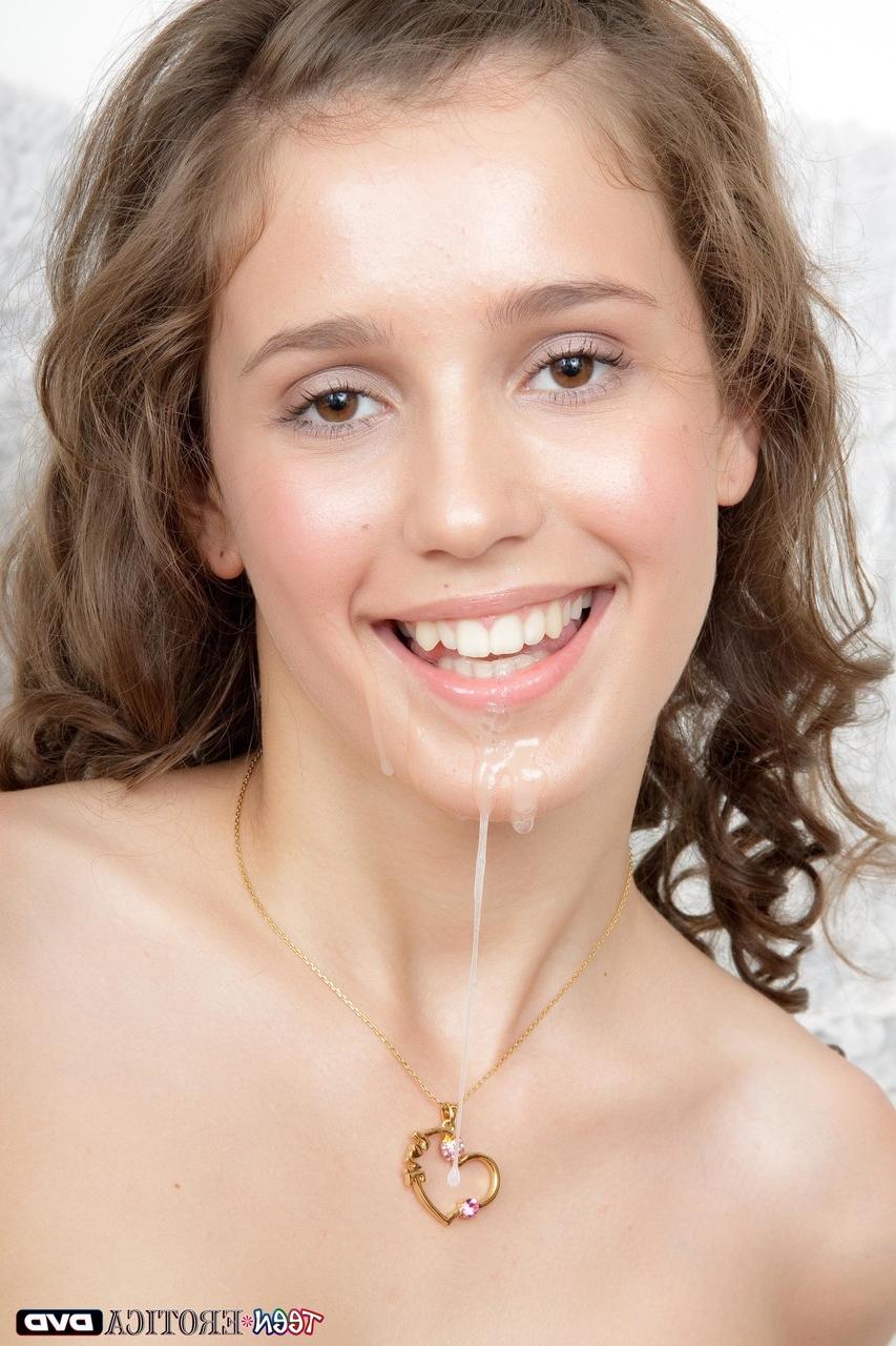 20P La adorable y delgada adolescente Abelinda chupa una gran polla gorda y le follan el culo