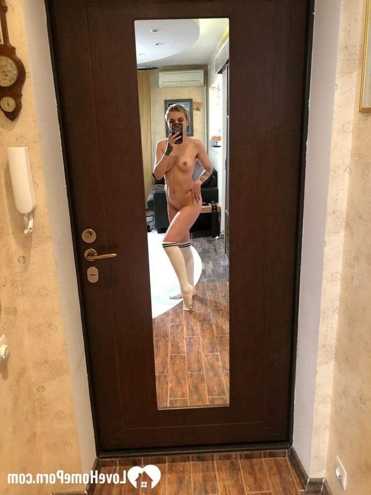 20P Linda adolescente posando com suas roupas sexy e nua em uma compilação de selfies