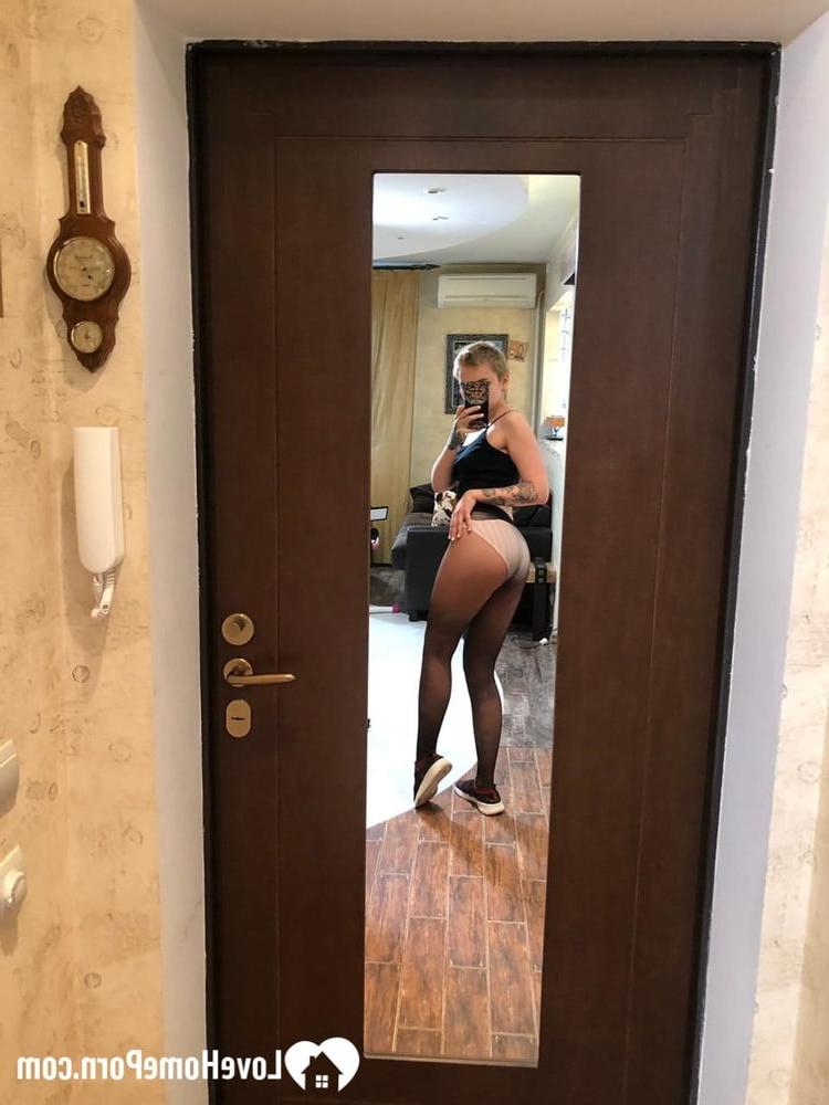 20P Linda adolescente posando com suas roupas sexy e nua em uma compilação de selfies