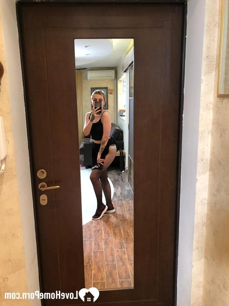 20P Linda adolescente posando com suas roupas sexy e nua em uma compilação de selfies