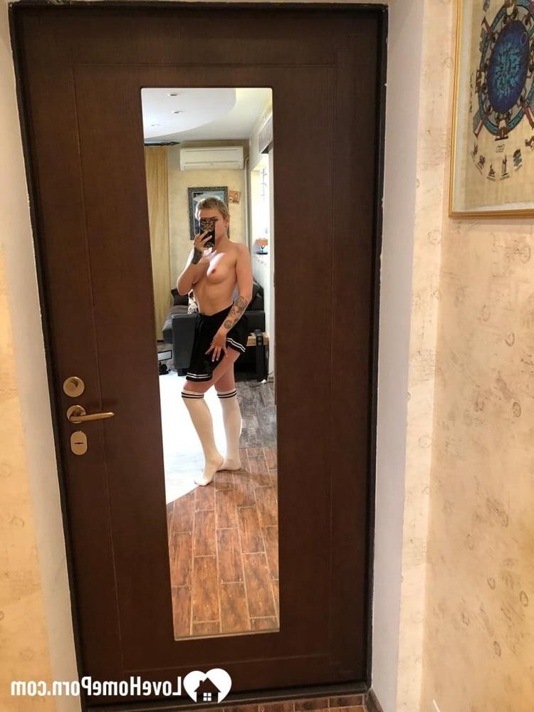 20P Linda adolescente posando com suas roupas sexy e nua em uma compilação de selfies