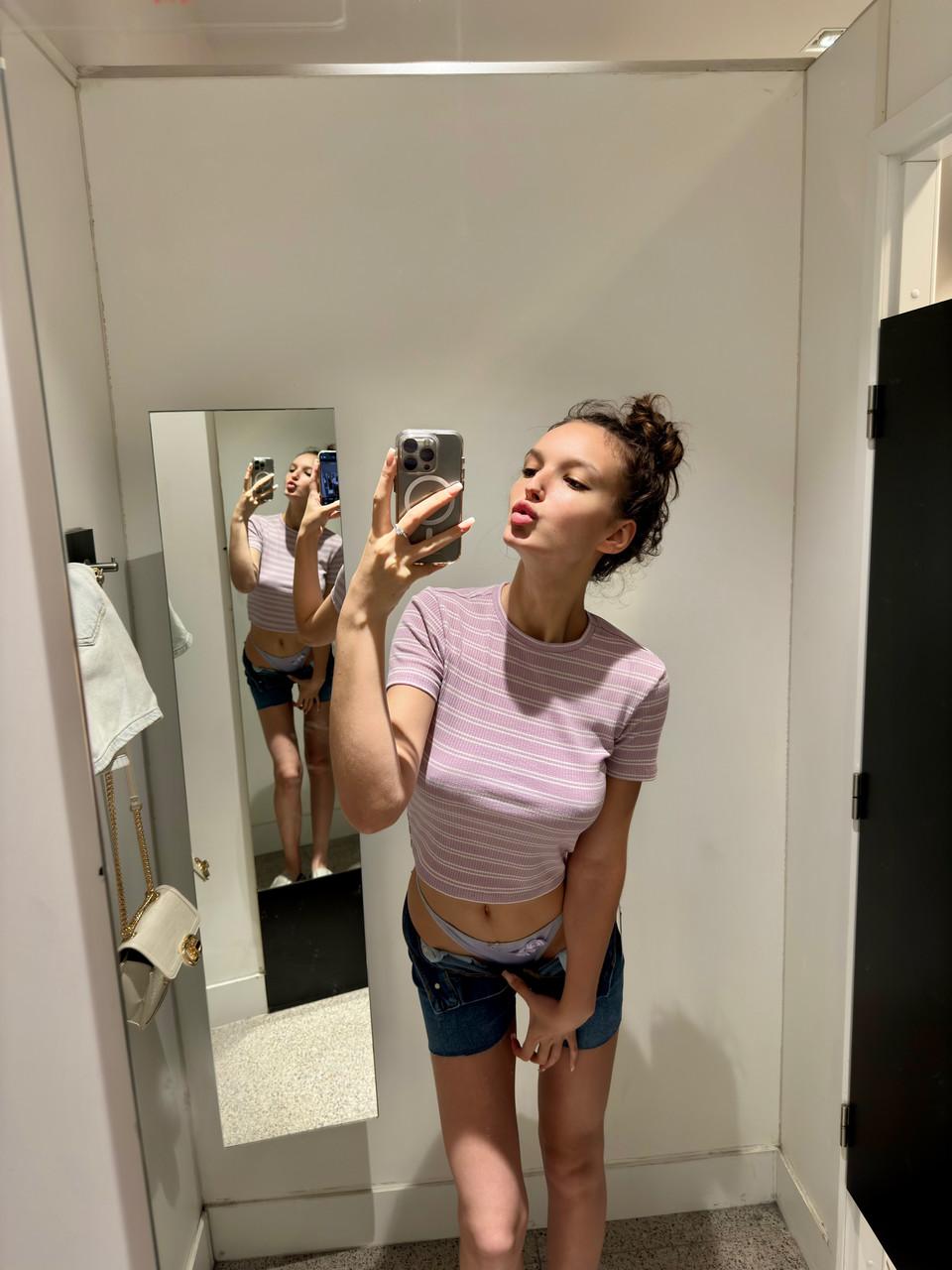 12P Beautiful OnlyFans cam babe shows her big booty wearing sexy panties