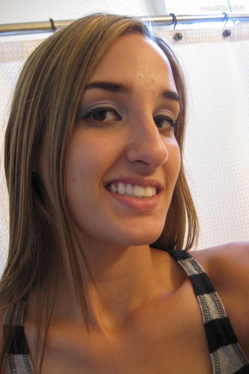 20P Die süße Teenagerin Jules Diamond zeigt ihre Möse und entblößt ihre Titten