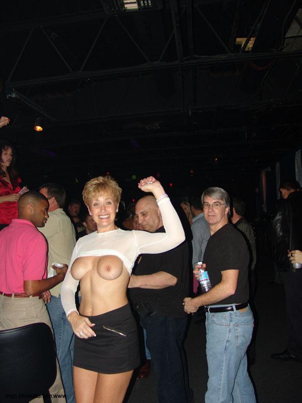 20P Mature wives strip and lick each other's tits and pussies at the nightclub