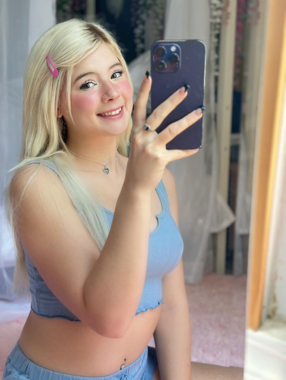 20P La nena rubia de cámara Onlyfans Yumi Bumsy hace alarde de su gran culo en una compilación sexy