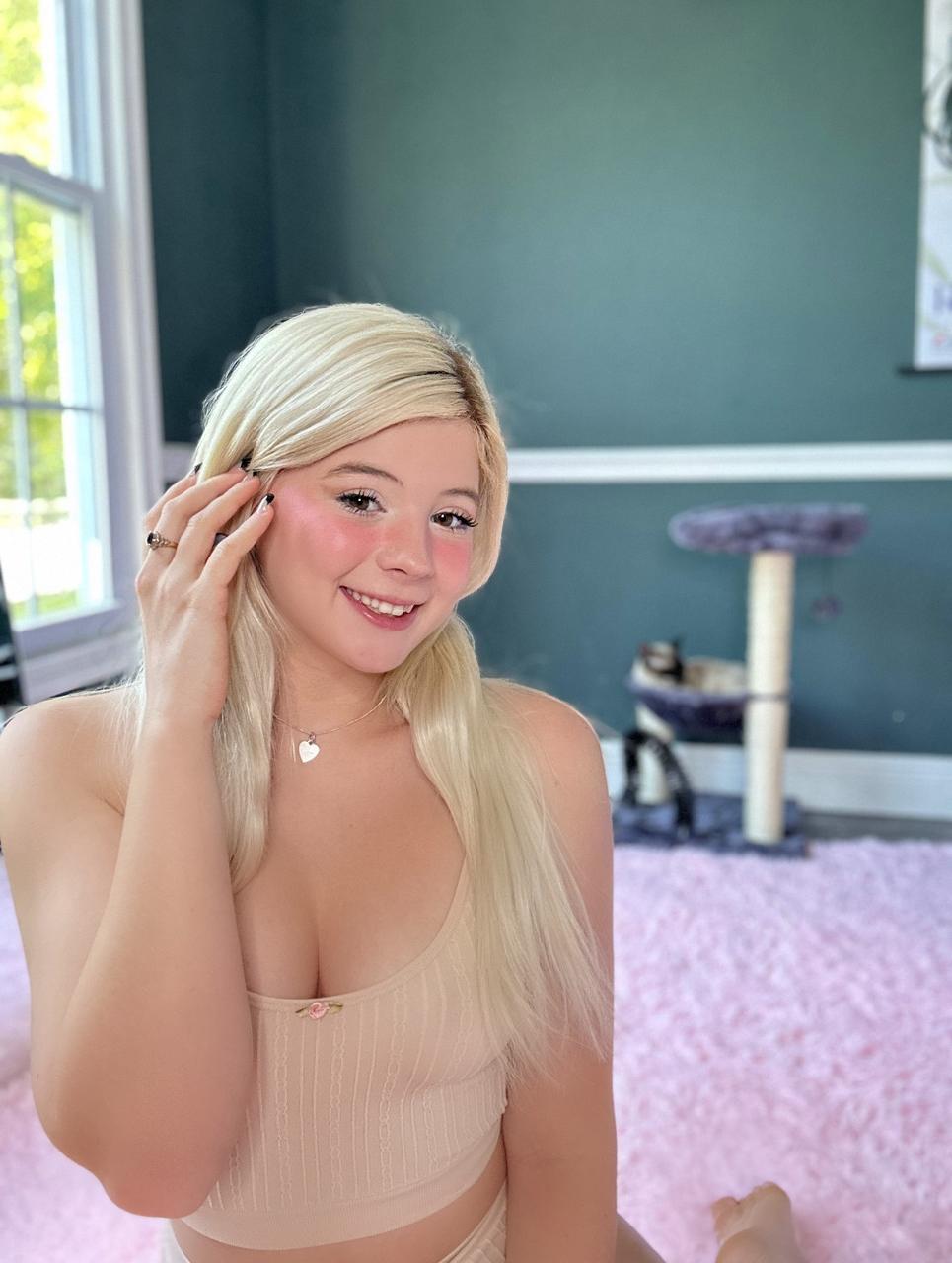 20P La nena rubia de cámara Onlyfans Yumi Bumsy hace alarde de su gran culo en una compilación sexy