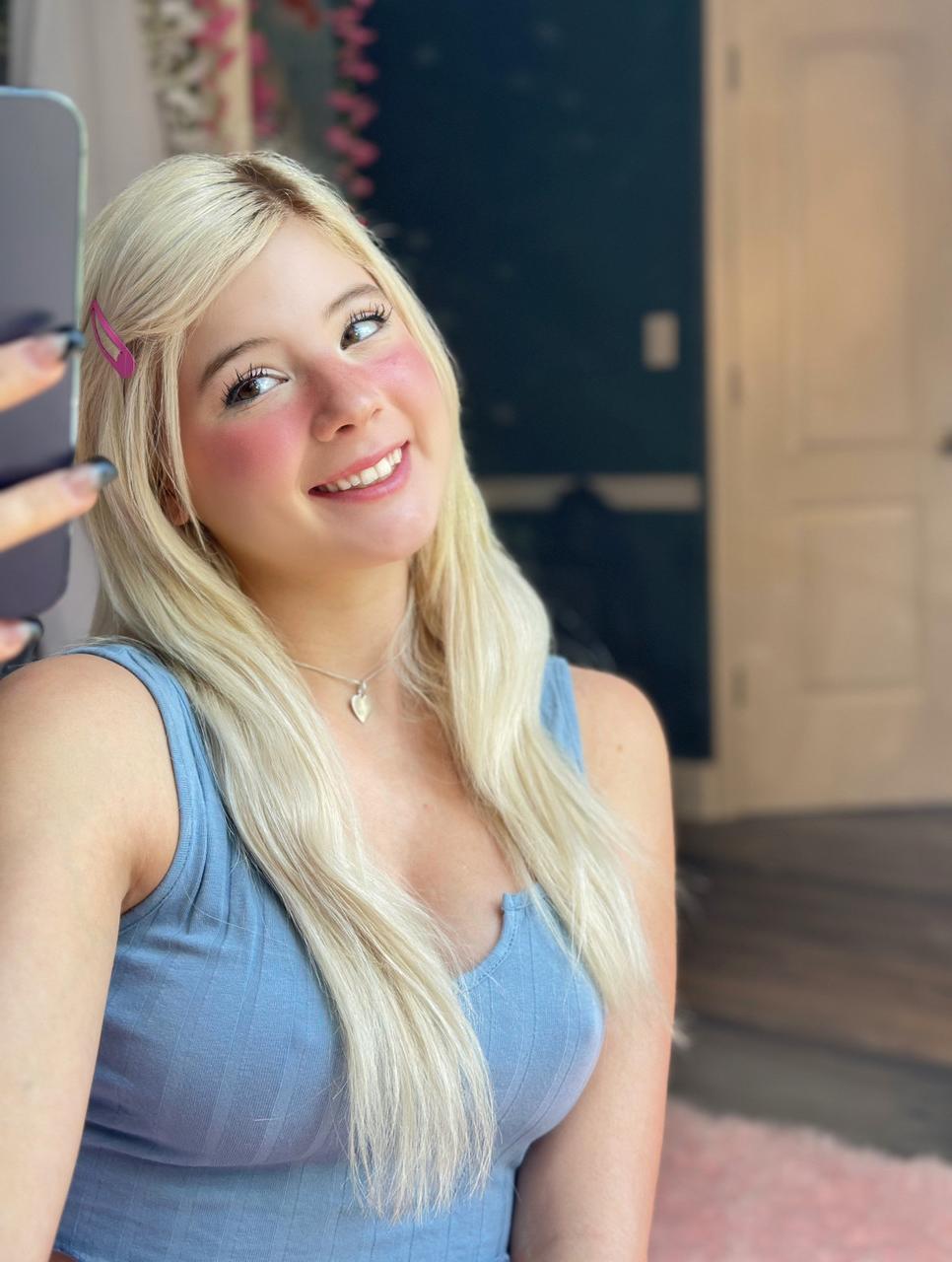 20P La nena rubia de cámara Onlyfans Yumi Bumsy hace alarde de su gran culo en una compilación sexy