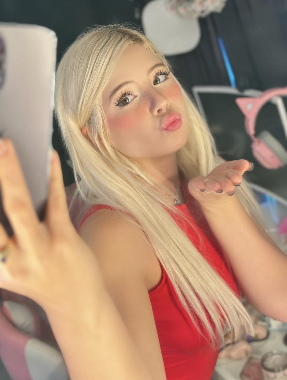 20P La nena rubia de cámara Onlyfans Yumi Bumsy hace alarde de su gran culo en una compilación sexy