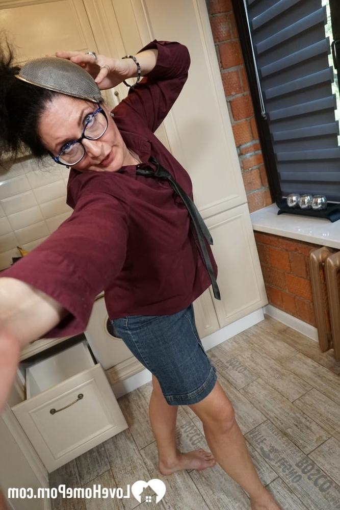 20P Esposa amadora exibindo suas curvas naturais em sua compilação privada